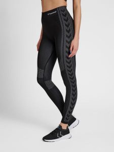 Damskie legginsy ze średnim stanem Hummel Shaping. Czarne legginsy Hummel, bez wzorów, z dzianiny. Za 168,00 zł.