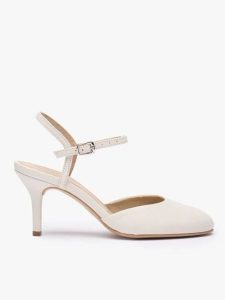 Kremowe czółenka ślubne slingback ze skóry licowej. Brązowe czółenka Ryłko, bez wzorów, z gumy, z okrągłym noskiem, bez obcasa, na obcasie, bez zapięcia. Za 379,99 zł.