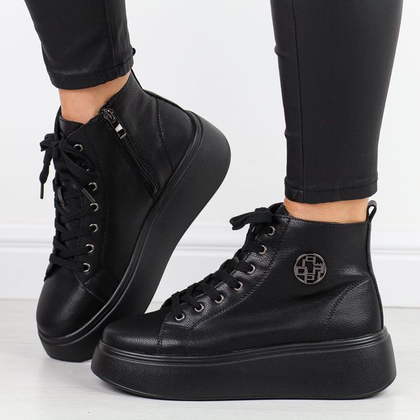 Czarne skórzane botki damskie na platformie Filippo Dbt6338/25. Czarne botki Filippo, na jesień, z aplikacjami, ze skóry, z okrągłym noskiem, bez obcasa, na platformie, bez zapięcia. Za 299,00 zł.