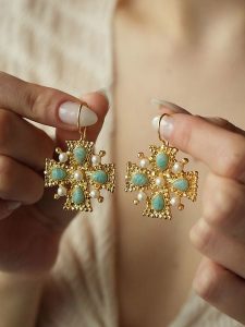 L'Atelier de Gaia Pozłacane kolczyki z amazonitami i perłami rozmiar: onesize. Niebieskie kolczyki L'Atelier de Gaia, z perłą, pozłacane. Za 60,99 zł.