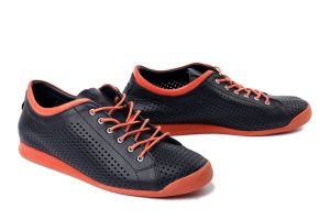 MANITU 850165-01 schwarz, półbuty damskie. Czarne półbuty Manitu, na lato, bez wzorów, ze skóry, bez obcasa, bez zapięcia. Za 297,41 zł.