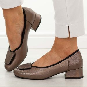 Brązowe czółenka damskie na obcasie M.Daszyński Sa279-1. Brązowe czółenka M.Daszyński, z aplikacjami, ze skóry, z okrągłym noskiem, bez obcasa, na obcasie, bez zapięcia. W wyprzedaży za 179,10 zł.