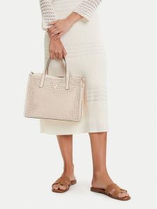 Guess Torebka Brigitta HWWZ72 06230 Écru. Torebki klasyczne Guess, z aplikacjami, ze skóry, bez dodatków. Za 389,99 zł.