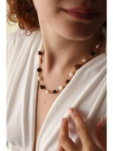 Pierres delicates Pozłacany naszyjnik z tygrysim okiem - dł. 43 cm rozmiar: onesize. Brązowe naszyjniki Pierres delicates, z perłą, pozłacane. Za 43,99 zł.