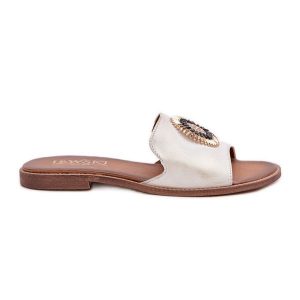 Lewski Shoes Skórzane Klapki Z Ozdobą Na Płaskim Obcasie Lewski 3047/O Złoty Przecierany. Żółte klapki z aplikacjami, ze skóry, bez obcasa, na płaskiej podeszwie. Za 432,39 zł.