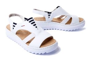 RIEKER V44Y5-80 white, sandały damskie. Białe sandały Rieker, bez wzorów, bez obcasa, na koturnie, bez zapięcia. Za 223,93 zł.