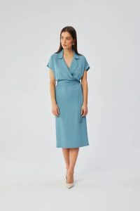 Elegancka sukienka z kołnierzem niebieska. Niebieskie sukienki Sukienki.shop, do pracy, l, bez wzorów, z elastanu, biznesowe, bez kołnierzyka, bez ramiączek, midi, dopasowane. Za 349,00 zł.