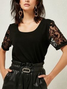 LA Angels Bluzka w kolorze czarnym rozmiar: XL. Czarne bluzki LA Angels, xl, bez wzorów, z tiulu, bez kołnierzyka, bez ramiączek. Za 113,99 zł.