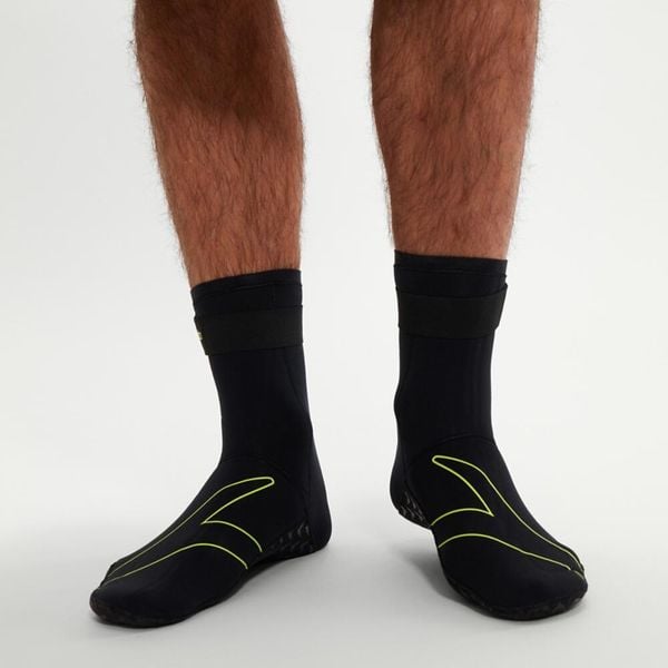 Skarpetki sportowe do pływania skarpety ocieplane Speedo Swim Socks. Czarne skarpetki Speedo, bez wzorów. Za 159,41 zł.