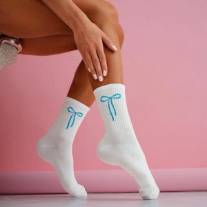 Skarpetki damskie niebieska kokarda 1227. Białe skarpetki Milena, bez wzorów, z bawełny. Za 16,90 zł.