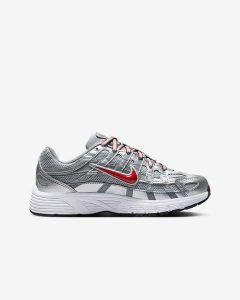 NIKE P-6000 Buty do biegania damskie. Szare buty sportowe Nike, bez wzorów, z syntetyku, bez zapięcia, do biegania. Za 249,99 zł.