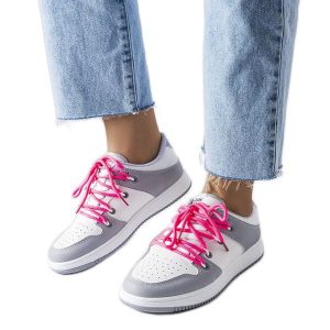 Białe retro sneakersy Shari. Białe trampki bez wzorów, bez zapięcia. Za 82,20 zł.