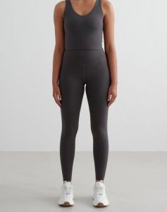 Damskie legginsy wysoki stan, odprowadzające pot, squat proof Sense Tall szare. Szare legginsy AIM'N, bez wzorów, z elastanu, z podwyższonym stanem. Za 297,00 zł.