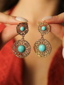 Pierres de Jade Pozłacane kolczyki-wkrętki z turkusami rozmiar: onesize. Niebieskie kolczyki Pierres de Jade, z turkusem, pozłacane. Za 43,99 zł.