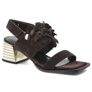 Sandały damskie S.Barski, cholewka ze skóry naturalnej na stabilnym obcasie z metalicznym detalem i efektowną aplikacją kwiatową nadają stylizacji el. Brązowe sandały S.BARSKI, z aplikacjami, ze skóry, bez obcasa, na obcasie, bez zapięcia. Za 287,90 zł.