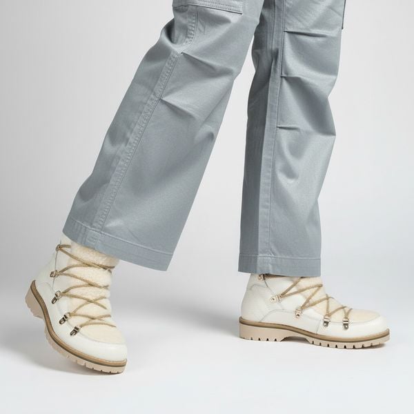 Botki damskie Kampa, cholewka ze skóry naturalnej wnętrze ocieplane i sznurowane, białe, Z652-444-510. Białe botki Kampa, na zimę, bez wzorów, ze skóry, bez obcasa, bez zapięcia. Za 339,00 zł.