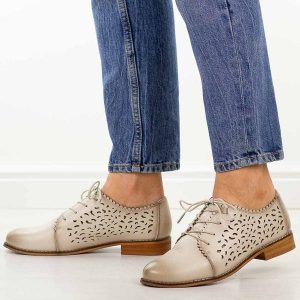 Beżowe ażurowe skórzane półbuty damskie Cambell 19386. Brązowe półbuty Cambell, na lato, w ażurowe wzory, z jeansu, z okrągłym noskiem, bez obcasa, na obcasie, bez zapięcia. Za 239,00 zł.