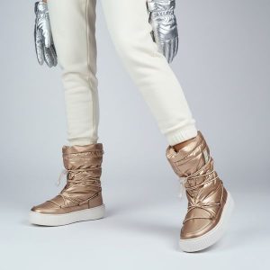 Śniegowce damskie Big Star, z połączenia materiału tekstylnego i syntetycznego z pikowaną metaliczną cholewką regulowanym sznurowaniem, beżowe, KK274. Brązowe buty zimowe Big Star, ze skóry ekologicznej, bez obcasa, na platformie, bez zapięcia. Za 209,00 zł.