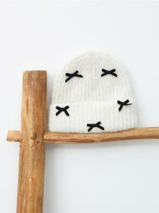 Czapka premium z alpaki z ozdobnymi kokardami - kremowy. Białe czapki Sinsay, bez wzorów. Za 29,99 zł.