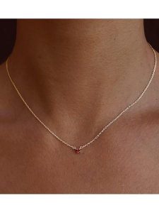 Les Petites Précieuses Pozłacany naszyjnik z rubinem - dł. 40 cm rozmiar: onesize. Czerwone naszyjniki Les Petites Précieuses, z rubinem, pozłacane. Za 96,37 zł.