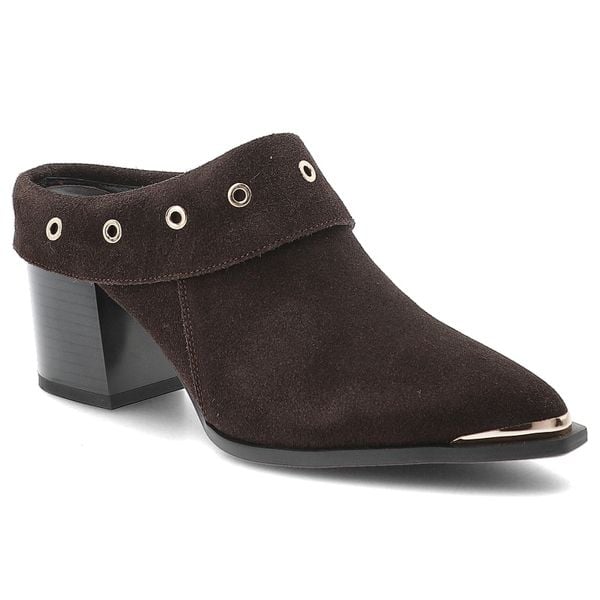 Klapki damskie S.Barski, z zamszowej skóry naturalnej z dekoracyjnymi nitami i stabilnym obcasem, brązowe, CR61-3059. Brązowe klapki S.BARSKI, bez wzorów, ze skóry, bez obcasa, na obcasie. Za 359,00 zł.