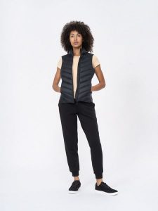 4F Bezrękawnik puchowy z wypełnieniem syntetycznym damski XS. Czarne kamizelki 4f, xs, bez wzorów, z puchu, bez kołnierzyka, bez ramiączek, bez kaptura. W wyprzedaży za 129,99 zł.