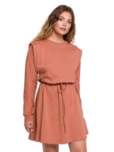 Be Wear Sukienka w kolorze koralowym rozmiar: S/M. Czerwone sukienki Be Wear, m, bez wzorów, bez kołnierzyka, bez ramiączek, mini. Za 70,24 zł.