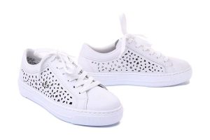 RIEKER L8831-80 white, półbuty letnie damskie. Białe półbuty Rieker, na lato, bez wzorów, bez obcasa, bez zapięcia. Za 271,92 zł.