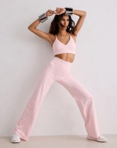 Damskie legginsy z prostą nogawką, wysoki stan, squat proof Sense różowe. Czerwone legginsy AIM'N, bez wzorów, z elastanu, z podwyższonym stanem, długie. Za 339,00 zł.
