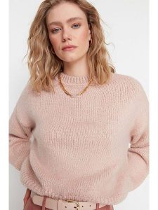 Trendyol Sweter w kolorze jasnoróżowym rozmiar: L. Różowe swetry oversize Trendyol, l, bez wzorów, ze splotem, bez ramiączek. Za 87,95 zł.