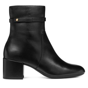 Botki Geox. Czarne botki Geox, bez wzorów, bez obcasa, na słupku, bez zapięcia. Za 479,99 zł.