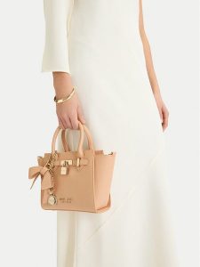 Nine West Torebka CEO-Serene-II-LX10187 Pomarańczowy. Brązowe torebki klasyczne Nine West, bez wzorów, z materiału, bez dodatków. Za 329,99 zł.