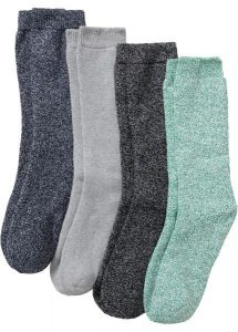 Skarpety ocieplane z frotte (4 pary), z bawełny organicznej. Czarne skarpetki bonprix, bez wzorów, z bawełny. Za 47,99 zł.