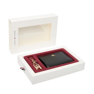 Zestaw portfel i brelok Tommy Hilfiger. Czarne portfele TOMMY HILFIGER, bez wzorów. Za 319,99 zł.