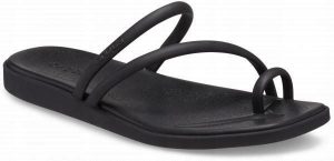 Klapki Dla Dorosłych Crocs Miami Toe Loop. Czerwone klapki Crocs, bez wzorów, z materiału, bez obcasa. Za 159,99 zł.