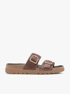 Brązowe klapki z dwoma paskami. Brązowe klapki Ryłko, bez wzorów, ze skóry, z okrągłym noskiem, bez obcasa, na płaskiej podeszwie. Za 379,99 zł.