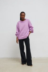 Sweter oversize z bufiastymi rękawami LILA DREAM - RIVERO-UNI. Fioletowe swetry klasyczne Marsala, na lato, bez wzorów, z wełny, bez ramiączek. Za 249,90 zł.