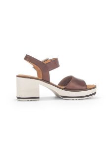 Gabor Skórzane sandały w kolorze brązowym na obcasie rozmiar: 37. Brązowe sandały Gabor, bez wzorów, ze skóry, z otwartym noskiem, bez obcasa, na koturnie, bez zapięcia. Za 178,45 zł.