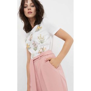 T-shirt z kwiatowym nadrukiem. Białe t-shirty marki Orsay, z haftami, z bawełny, z krótkim rękawem. W wyprzedaży za 40,00 zł.