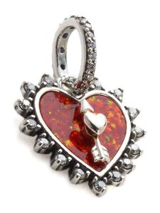 Pandora Srebrna zawieszka z cyrkoniami i kamieniem ozdobnym rozmiar: onesize. Czerwone zawieszki Pandora, z cyrkonią, srebrne. Za 239,86 zł.