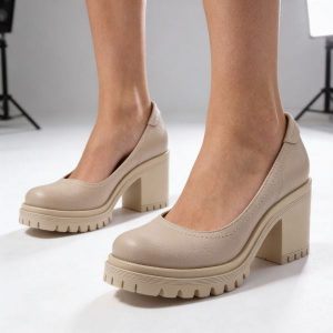 Półbuty damskie Armodo, cholewka ze skóry naturalnej o gładkim wykończeniu, klasyczna linia z zaokrąglonym noskiem, stabilny obcas osadzony na grubej. Brązowe półbuty Armodo, bez wzorów, ze skóry, bez obcasa, na obcasie, bez zapięcia. Za 379,00 zł.