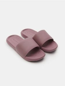 Klapki - fioletowy. Fioletowe klapki Sinsay, bez wzorów, bez obcasa. Za 25,99 zł.
