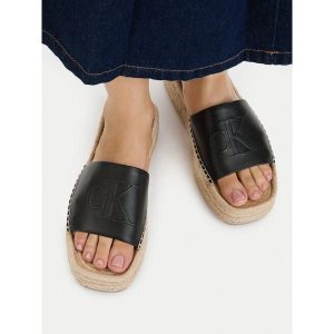 Klapki Calvin Klein. Czarne klapki Calvin Klein, bez wzorów, bez obcasa. Za 258,99 zł.