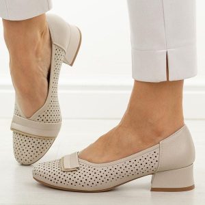 Białe ażurowe czółenka damskie na obcasie M.Daszyński Sa279-5. Białe czółenka M.Daszyński, z aplikacjami, ze skóry, z okrągłym noskiem, bez obcasa, na obcasie, bez zapięcia. W wyprzedaży za 179,10 zł.