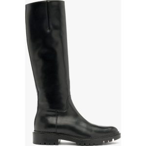 Czarne kozaki z wąską cholewką. Czarne kozaki Ryłko, bez wzorów, ze skóry, z okrągłym noskiem, bez obcasa, bez zapięcia. W wyprzedaży za 299,99 zł.