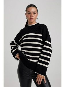 DeFacto Sweter w kolorze czarno-białym rozmiar: S. Czarne swetry oversize DeFacto, s, bez wzorów, ze splotem, bez ramiączek. Za 130,99 zł.