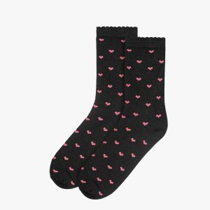 Czarne skarpety damskie w serduszka. Czarne skarpetki Ryłko, bez wzorów, z bawełny. W wyprzedaży za 22,49 zł.