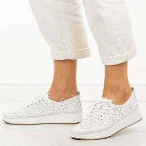 Białe skórzane ażurowe półbuty damskie Filippo Dp4606/26. Białe półbuty Filippo, na jesień, w ażurowe wzory, z jeansu, z okrągłym noskiem, bez obcasa, na koturnie, bez zapięcia. Za 239,00 zł.