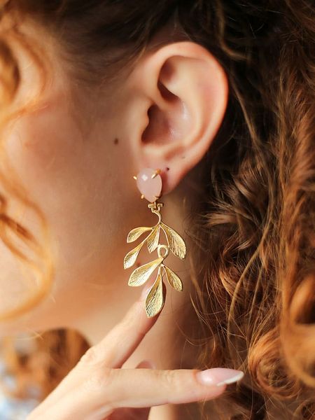 Pierres de Jade Pozłacane kolczyki-wkrętki z kwarcem rozmiar: onesize. Różowe kolczyki Pierres de Jade, z kwarcem, pozłacane. Za 56,99 zł.