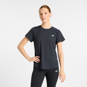 Koszulka damska New Balance WT51227BK – czarna. Czarne bluzki New Balance, s, bez wzorów, z lycry, eleganckie, bez kołnierzyka, bez ramiączek. Za 359,99 zł.